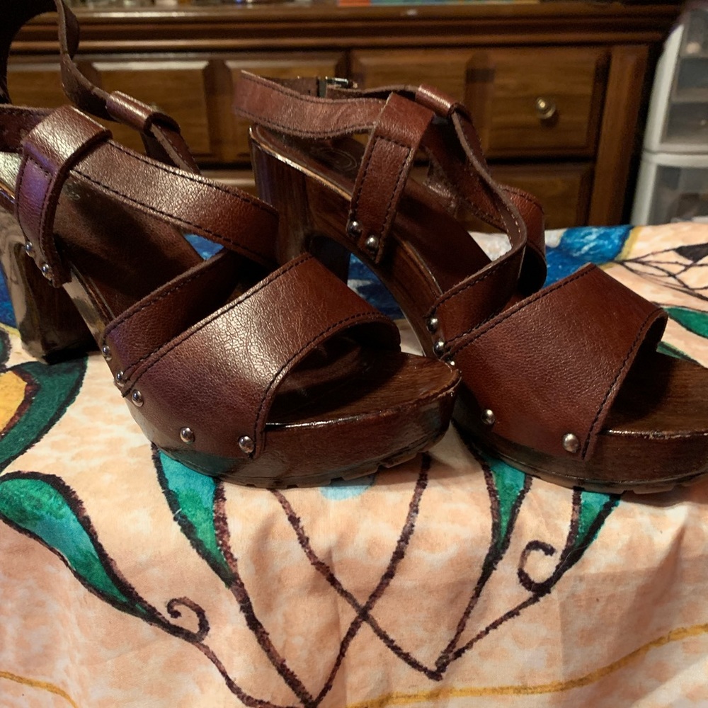 Ladies heeled sandals